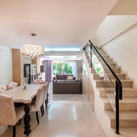 Family Exclusiv Townhouse Puerto Banus アパート