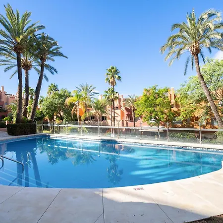 Family Exclusiv Townhouse Puerto Banus マルベーリャ